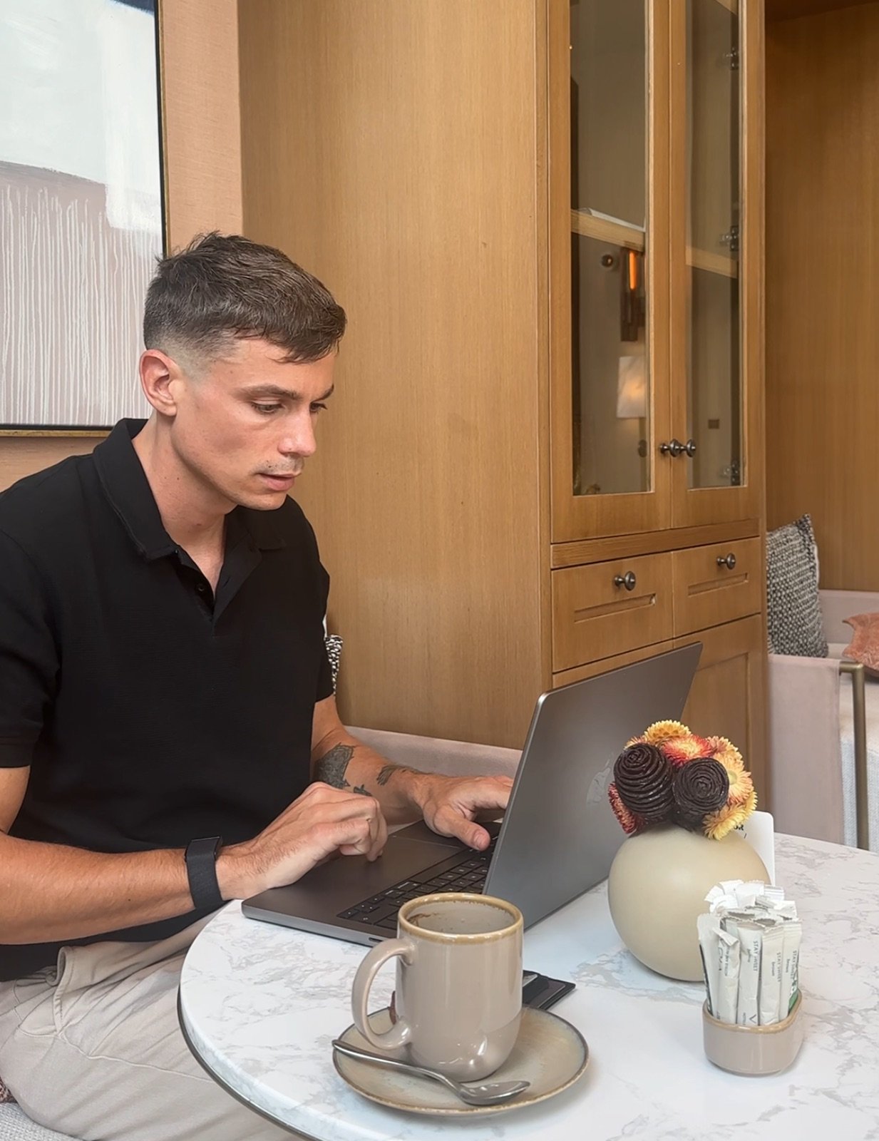 Thomas Nurit, fondateur de 99% Done, au travail sur son ordinateur dans un café